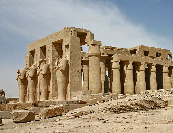 Скульптуры перед колоннами с квадратным сечением не несут нагрузки. Мединет-Абу, Рамессеум - храм Рамзеса III. 1185 — 1153 гг. до н. э.