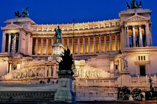 На фото - монумент Витториано создан в Риме в духе древнеримской архитектуры (1885-1935 гг).