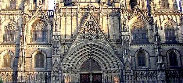 Центральный портал барселонского собора дополнен узкими опорами, контрфорсами, украшенными статуями святых и ангелов, и увенчанными скульптурными шпилями.
