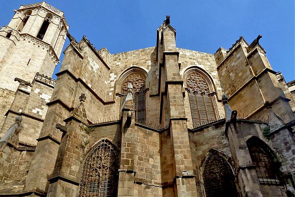Южный фасад Кафедрального собора Барселоны, стены которого дополнены множеством узких контрфорсов, увенчанных грубыми шпилями с каменными цветами, маскаронами или головами львов.
