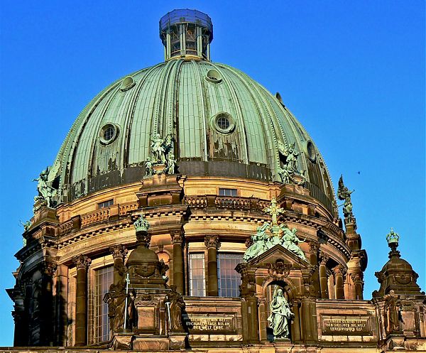 Купол Домского собора Берлина украшен множеством скульптур, в основном, ангелов и апостолов, а также дополнен колоннами и балюстрадой – традиционным элементом архитектуры необарокко.