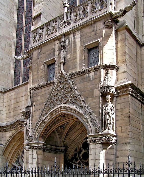 Боковой вход в часовню, увенчанный узорчатым каменным вимпергом, дополненным статуями апостолов и гирляндами.