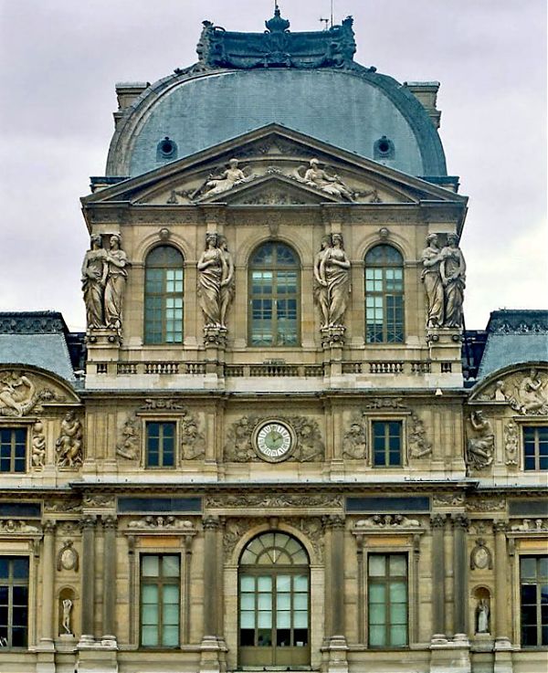 Центральный павильон главного фасада, Павильон Сюлли (Sully pavillon), королевского дворца Лувр украшен множеством скульптурных элементов: статуями кариатид и ангелов, барельефами, а также небольшим циферблатом часов.