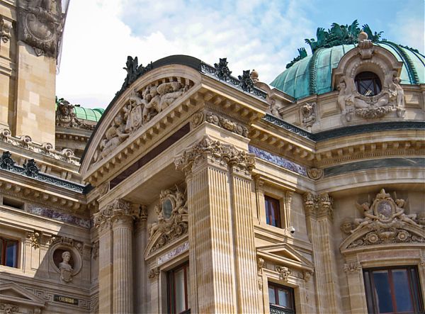 Один из боковых павильонов Парижской оперы дополнен массивными коринфскими пилястрами, поддерживающими полукруглый фронтон с барельефом, изображающим ангелов.